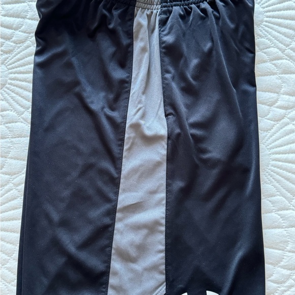 Under Armour Boys Shorts - Junior Medium - Picture 9 of 14